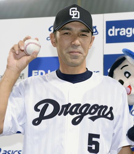 通算３００本塁打の記念ボールを手に笑顔の中日・和田