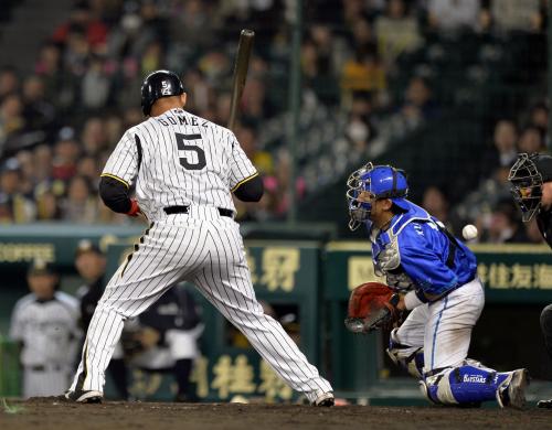 ８回阪神無死二、三塁、打者ゴメスのとき、長田の暴投をそらす捕手黒羽根。勝ち越しの生還を許す