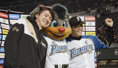 楽天に勝利し、笑顔を見せる日本ハム・上沢（左）と大引