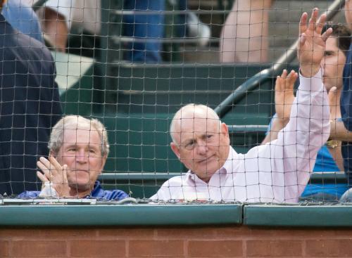＜レンジャーズ・アストロズ＞スタンドで観戦するライアン氏（右）とジョージ・ブッシュ元大統領