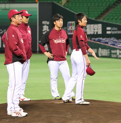 ヤフオクドームのマウンドを確認する松井（右端）。（左から）佐藤コーチ、森山コーチ、美馬