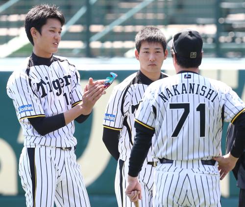 練習前に中西投手コーチ（手前）と話す藤浪（左）と岩崎