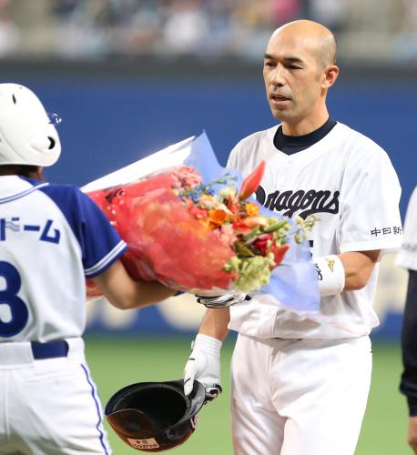 ４回２死満塁、通算１０００打点目の適時左前打を放ち花束を贈られ和田