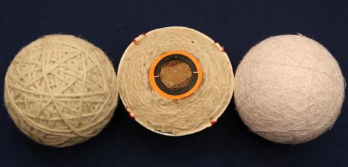 ミズノ製ＮＰＢ統一球。（左から）毛糸が巻かれた状態、断面、ポリエステル糸が巻かれた状態（牛表革が巻かれる一歩手前の状態）