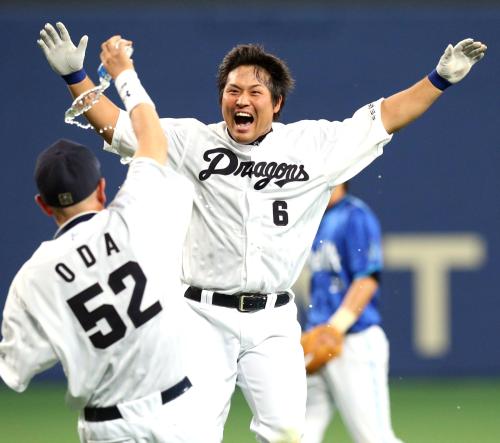 ＜中・Ｄ＞９回１死二塁、右前にサヨナラ打を放ち飛び上がって喜ぶ平田。手前は小田