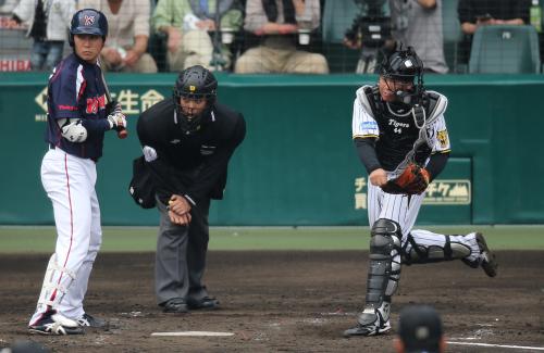 ＜神・ヤ＞４回無死一塁、打者・川端（左）の時、一塁走者・上田をけん制でアウトにする梅野