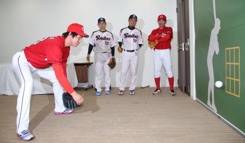 未来の侍プロジェクトとして発表した「壁当て遊び用の壁」にボールを当てる（左から）前田健と、後方で見つめる森岡、中村、梵