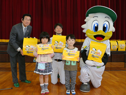 千葉市立稲毛小学校を訪問し、ランドセルカバーを贈呈したロッテ・石川（中）