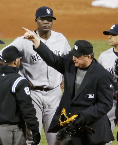＜レッドソックス・ヤンキース＞２回、違反物質の松やにを使った不正投球で、球審に退場を宣告されるヤンキースのピネダ