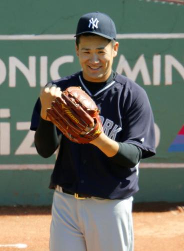 ブルペンでの投球練習を終え、笑顔を見せるヤンキース・田中