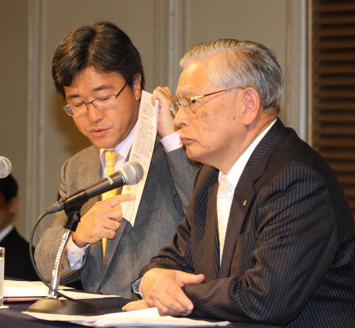 報道陣の質問に答えるＤｅＮＡの春田オーナー（左）と熊崎コミッショナー