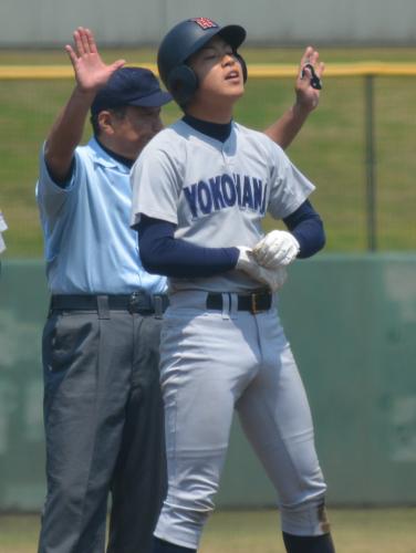 ６回１死一塁、先制の左中間適時三塁打を放った横浜高・渡辺