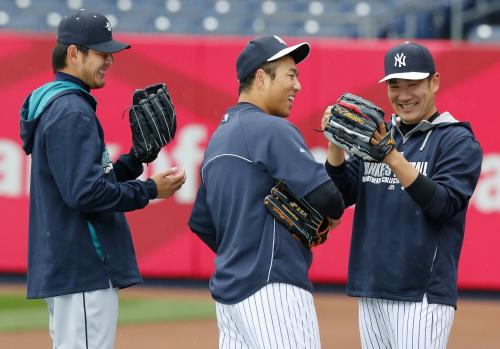 試合前にヤンキース・田中（右）、黒田（中央）と談笑するマリナーズ・岩隈
