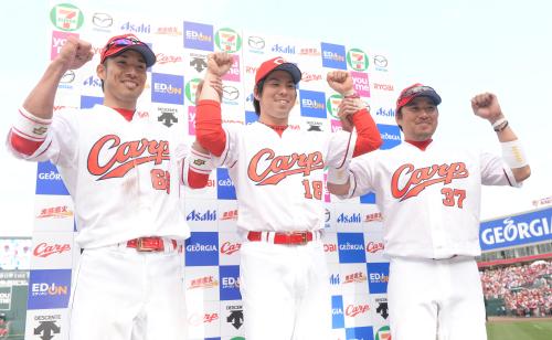 ＜広・Ｄ＞笑顔でガッツポーズの（左から）木村、前田健、松山
