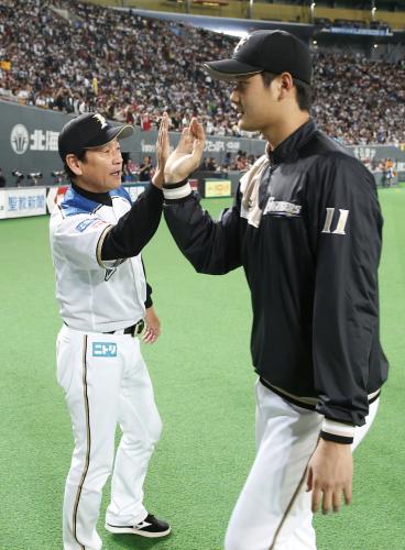 オリックスに勝利し、大谷（右）とタッチする日本ハム・栗山監督