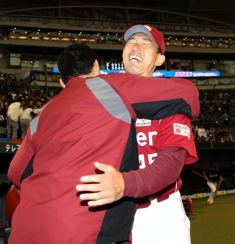 ＜西・楽＞試合後に勝利投手の川井（右）は斎藤隆と抱き合う