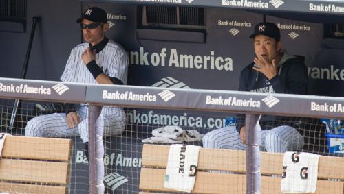 ＜ヤンキース・レイズ＞ベンチから試合を見守るイチロー（左）と田中
