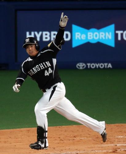 １２回表無死一塁、阪神・梅野は左越えに勝ち越しの２点本塁打を放つ