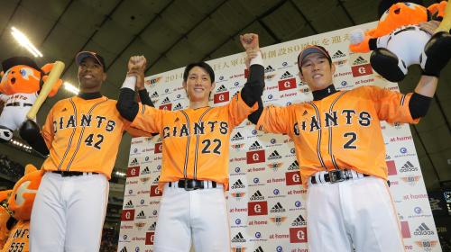 ＜巨・Ｄ＞お立ち台で笑顔の（左から）巨人・アンダーソン、小林、井端