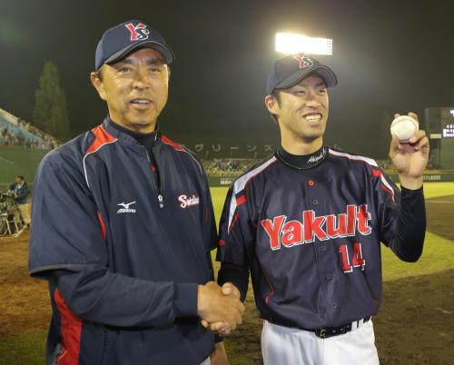 ＜巨・ヤ＞プロ初勝利のヤクルト・秋吉（右）は小川監督に祝福される。手には記念のボールが…