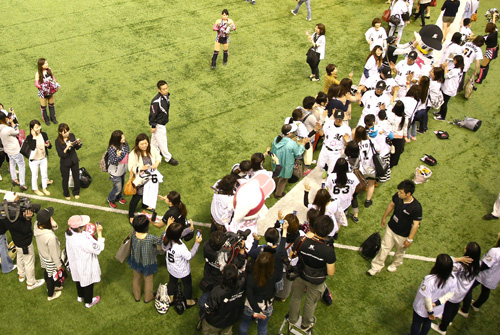 ＜ロ・ソ＞サヨナラの余韻が残る球場で１５００人の女性ファンとハイタッチを行う荻野貴らナイン