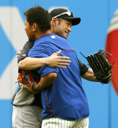 試合前、メッツの松坂（右）と抱き合うヤンキースのイチロー