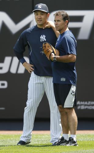 試合前、元プロ野球日本ハム監督のヒルマンアシスタントコーチ（右）と話すヤンキース・田中