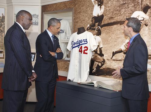 米ニューヨーク州の米国野球殿堂を訪れ、ジャッキー・ロビンソンのユニホームを見るオバマ大統領