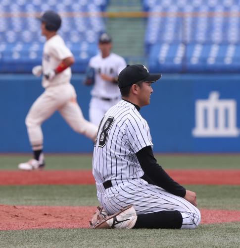 ＜亜大・国学院大＞延長１０回、サヨナラ満塁本塁打を打たれ座り込む亜大・山崎