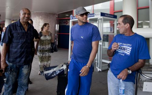 ハバナの空港に到着したＤｅＮＡ入りするグリエル（中）と父のルルデス氏（左）（ＡＰ）