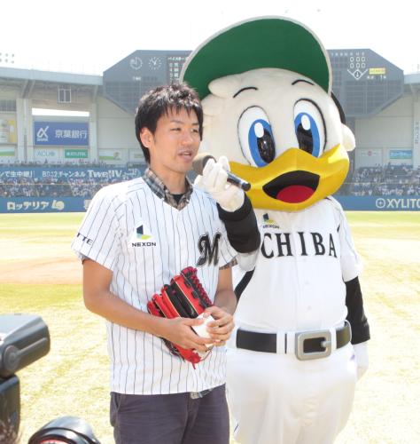 ＜ロ・Ｄ＞始球式でストライクをとった富樫寛さん（左）は千葉麻希さんにプロポーズをする