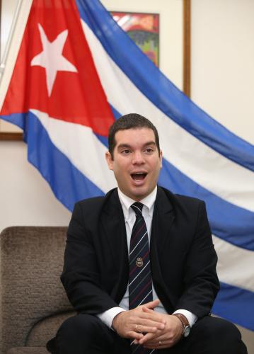 キューバの野球事情などについて質問に答えるキューバ大使館のダミアン・デルガド３等書記官