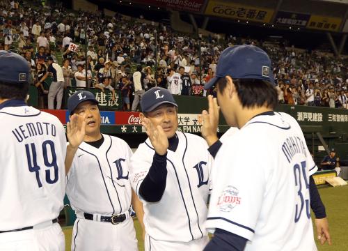 ＜西・Ｄ＞試合後に（左から）伊原監督、田辺コーチは勝利投手の牧田とハイタッチ