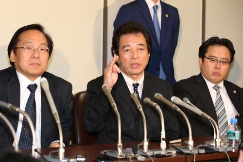 会見する（左から）吉峯啓晴弁護士、清武英利氏、大井倫太郎弁護士