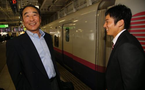 １軍に合流した松井裕（右）は仙台駅ホームで佐藤監督代行にあいさつ