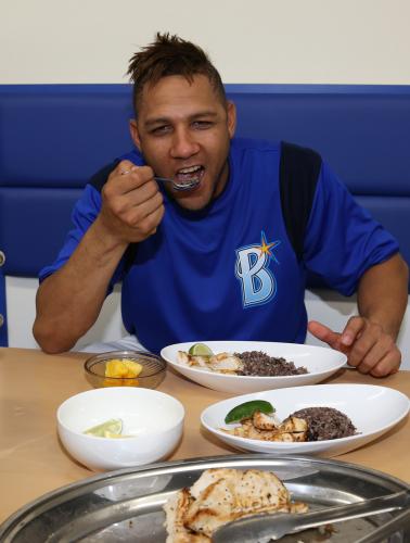 練習後、横浜スタジアムでキューバ料理を食べるグリエル