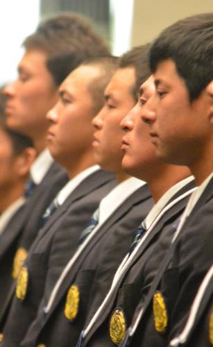 開会式で引き締まった表情の亜大・山崎（左から２人目）