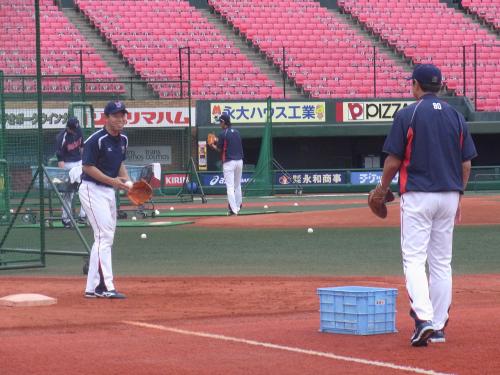 小川監督（右）のアドバイスを受けながら、一塁の守備練習を行ったヤクルト・田中浩