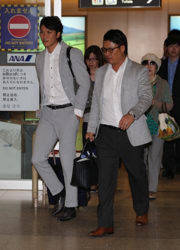 新千歳空港に到着した坂本（左）と村田