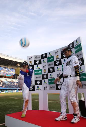 ＜ロ・広＞お立ち台でブラジルの日本代表に届けとばかりにボールをキックするロッテ・鈴木と今江