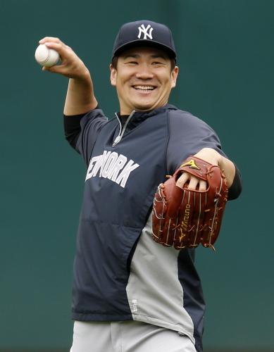試合前、笑顔でキャッチボールをするヤンキース・田中