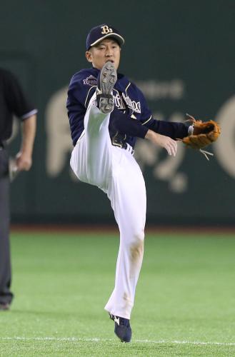 ＜巨・オ＞７回１死、村田の打球を好捕した二塁手・平野恵