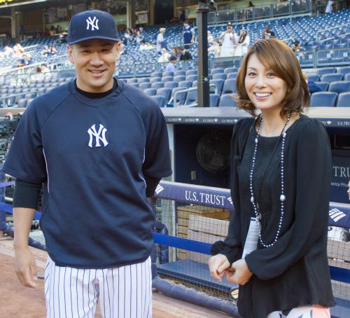 ＜ヤンキース・ブルージェイズ＞試合前、ヤンキースタジアムを訪れた女優の米倉涼子と談笑する田中将大（左）