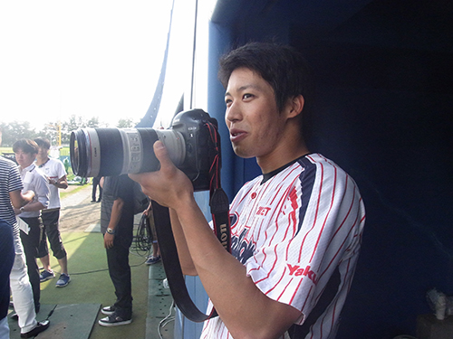 交流戦の日本生命賞を受賞し、賞金１００万円をゲットしたヤクルト・山田。カメラマンのカメラを借りてシャッターを押し「これ買おうかな～」と笑顔を見せる