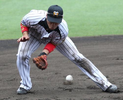 ＜神・中＞７回無死、三塁手・西岡は和田のゴロをトンネル