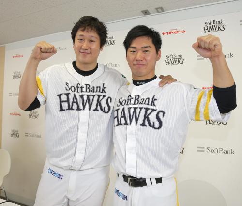 ＜ソフトバンク・オールスター出場選手＞選手間投票で選出された李大浩（左）と長谷川は笑顔でガッツポーズ