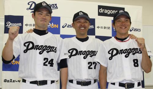 監督推薦で球宴に選出されポーズを決める（左から）福谷、谷繁、大島