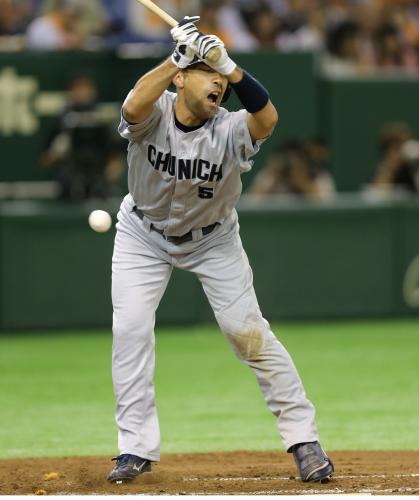 ＜巨・中＞８回１死三塁、和田は単打でサイクルヒットの場面で死球を受ける