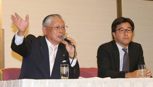 会見する熊崎コミッショナー（左）と議長のＤｅＮＡ・春田オーナー