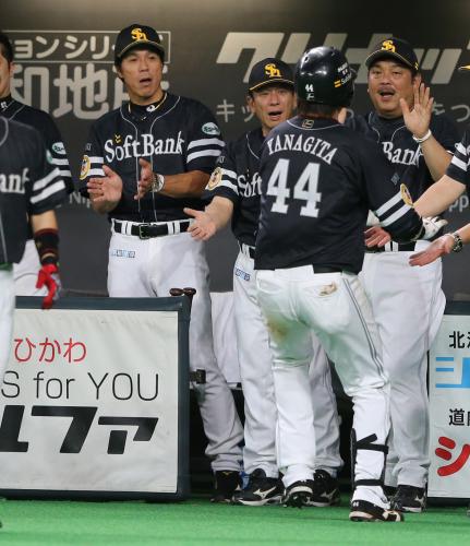 ＜日・ソ＞８回、ソロ本塁打を放った柳田を迎える秋山監督（左）